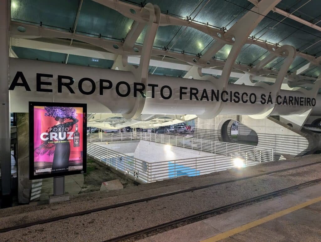 Ir de metro desde o Aeroporto do Porto ao centro da cidade