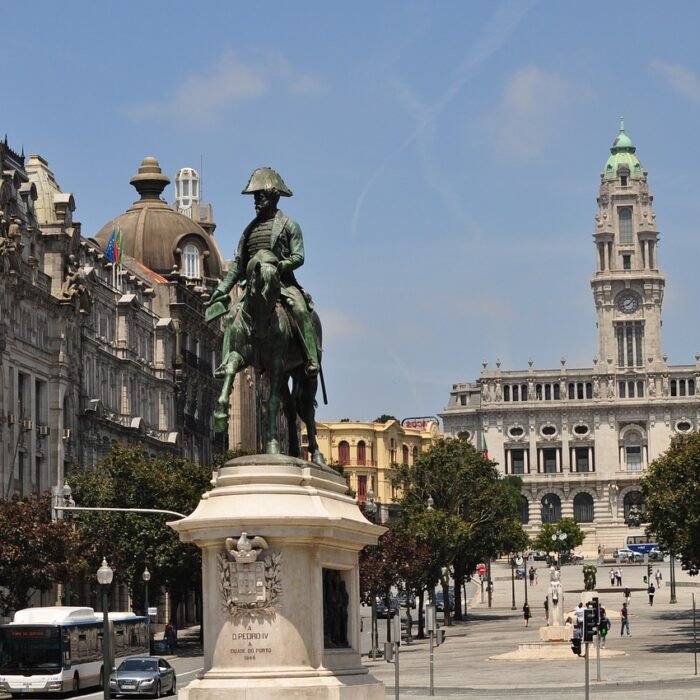 Estátua de D.Pedro IV e da Câmara Municipal do Porto na Avenida dos Aliados