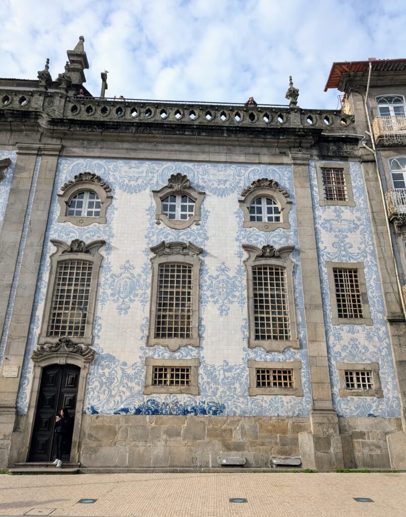 Azulejos do exterior da Igreja do Carmo